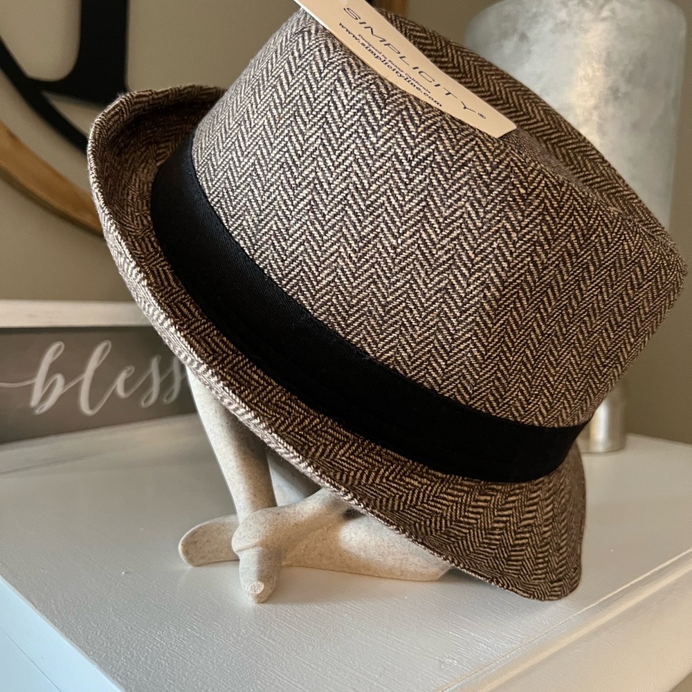 NWT Simplicity short brim hat